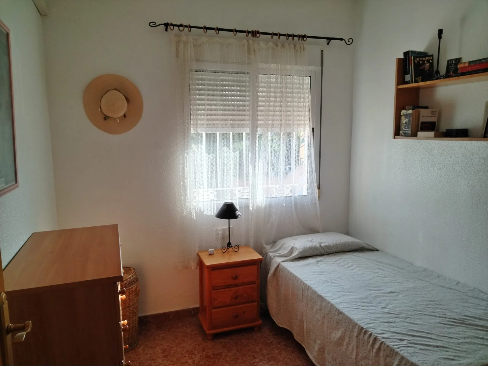 Se alquila habitación en urbanización El Salado desde el 1 de octubre en Torrevieja. - Ref. REF-D8AFC9 - alquilerenalicante.com